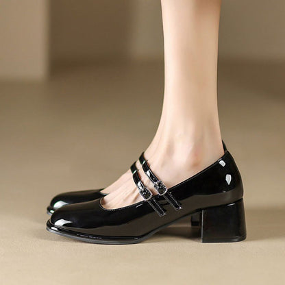 "Eleganti décolleté donna in pelle con tacco largo, scollatura raffinata e cinturino, perfette per ogni occasione."