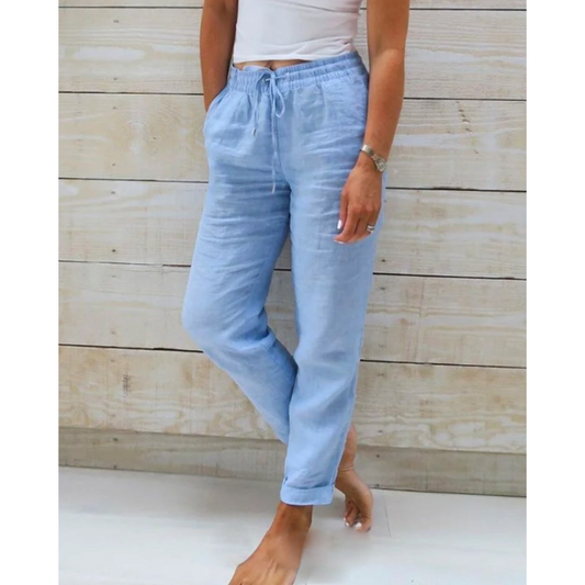 "Eleganti pantaloni uomo in lino blu morbido, design versatile, perfetti per look casual ed eleganti con vita regolabile."