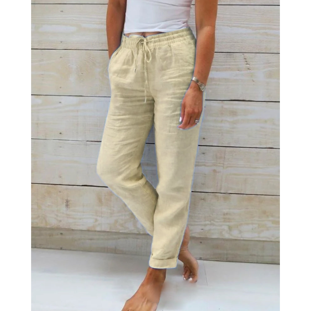 "Eleganti pantaloni uomo in lino blu morbido, design versatile, perfetti per look casual ed eleganti con vita regolabile."