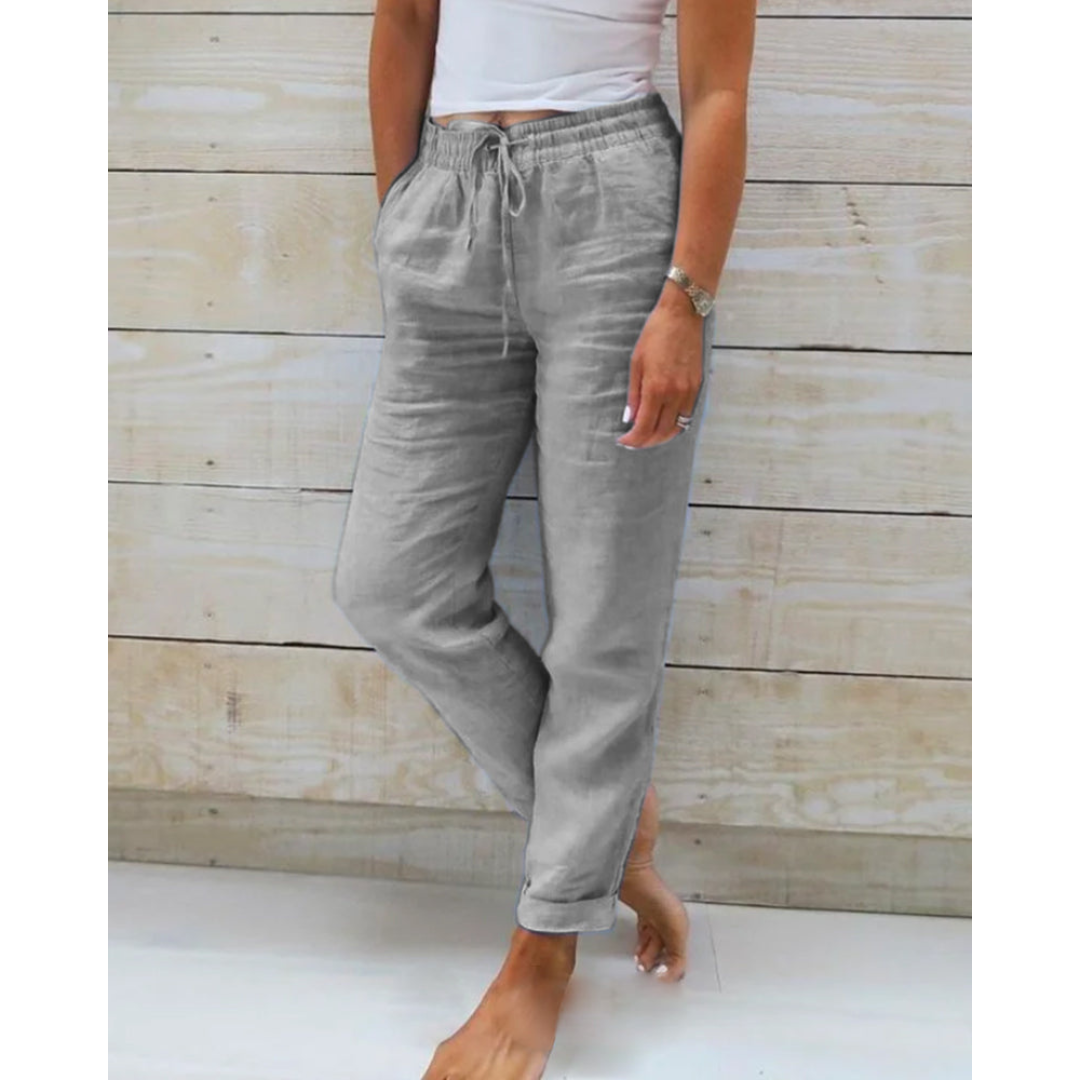 "Eleganti pantaloni uomo in lino blu morbido, design versatile, perfetti per look casual ed eleganti con vita regolabile."