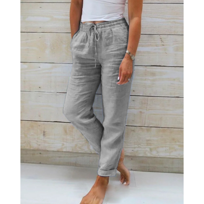 "Eleganti pantaloni uomo in lino blu morbido, design versatile, perfetti per look casual ed eleganti con vita regolabile."
