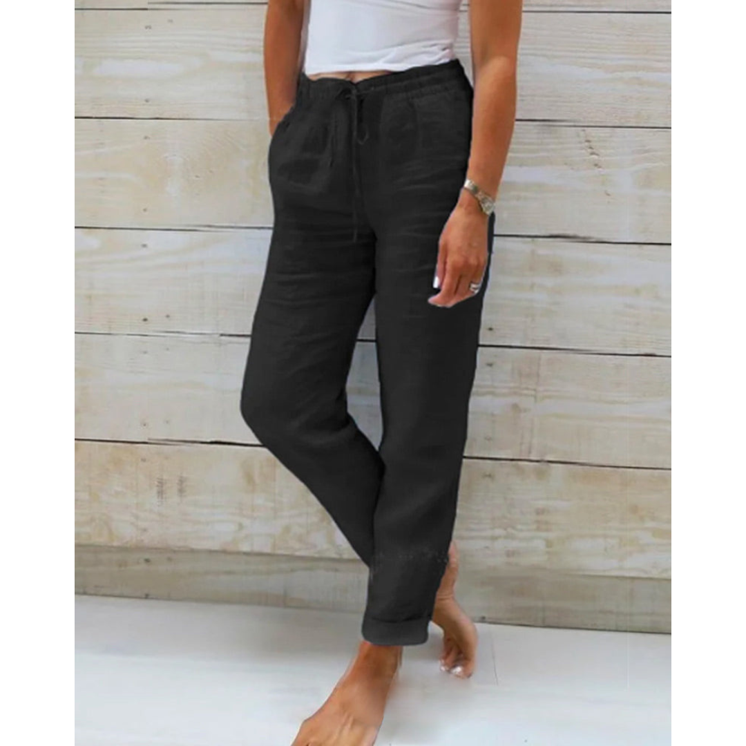 "Eleganti pantaloni uomo in lino blu morbido, design versatile, perfetti per look casual ed eleganti con vita regolabile."