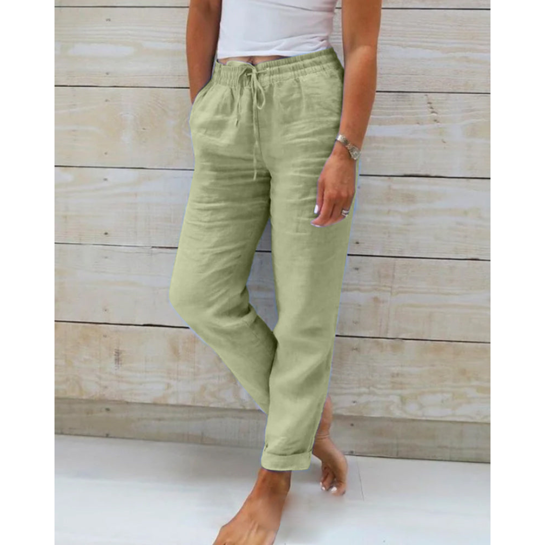 "Eleganti pantaloni uomo in lino blu morbido, design versatile, perfetti per look casual ed eleganti con vita regolabile."