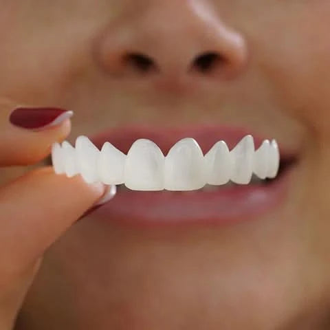 "Faccette dentali unisex clip-on con finitura bianca naturale, aspetto realistico e vestibilità confortevole per sorrisi perf