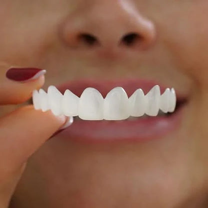 "Faccette dentali unisex clip-on con finitura bianca naturale, aspetto realistico e vestibilità confortevole per sorrisi perf