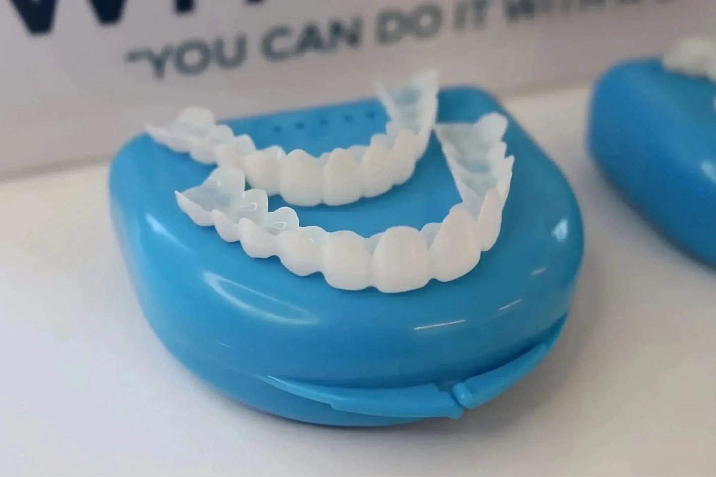 "Faccette dentali unisex clip-on con finitura bianca naturale, aspetto realistico e vestibilità confortevole per sorrisi perf