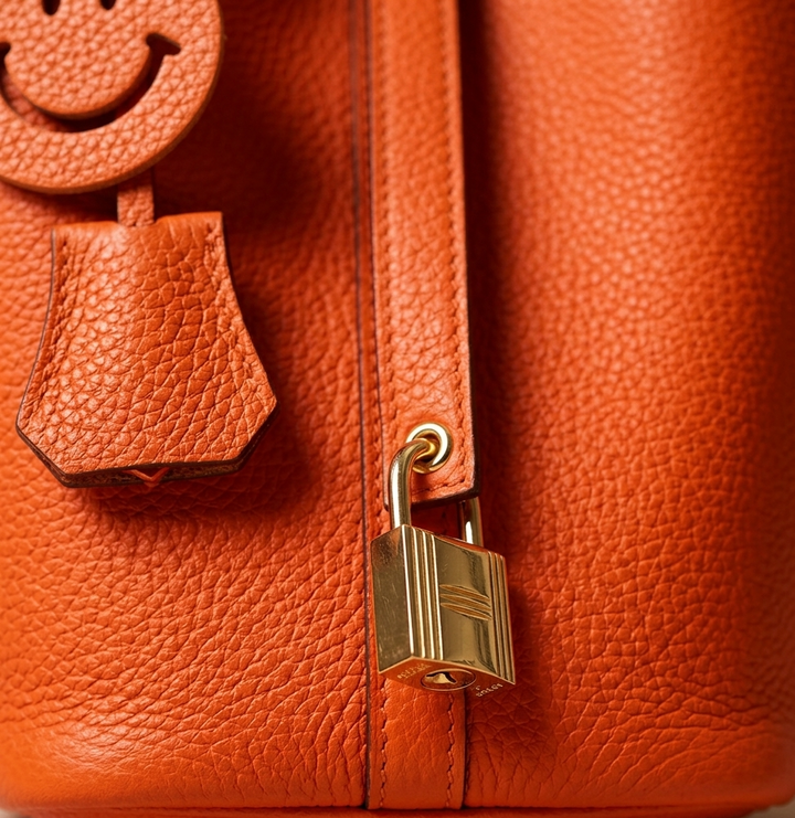 Elegant genuine leather bucket bag for women, durable everyday shoulder accessory.