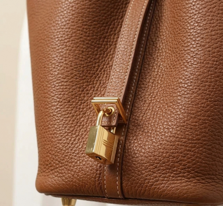 Sophisticated women's genuine leather bucket bag, perfect for versatile styling.