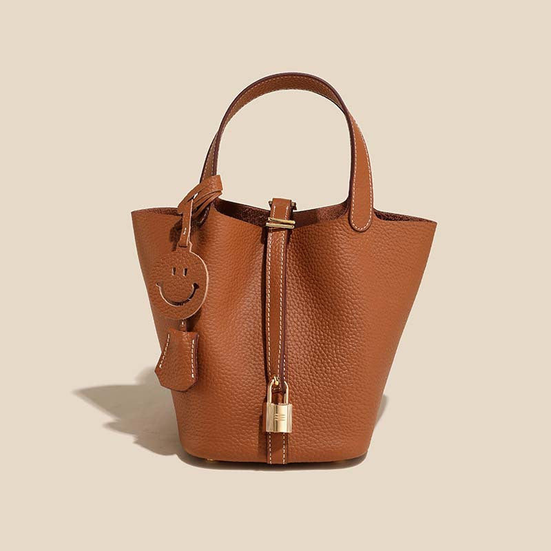 Women's genuine leather bucket bag, a stylish and versatile shoulder handbag.
