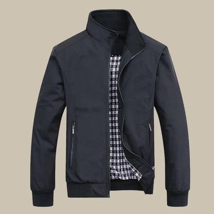 "Giacca antivento uomo multistagione verde, design elegante e moderno, colletto attillato, look casual sofisticato."
