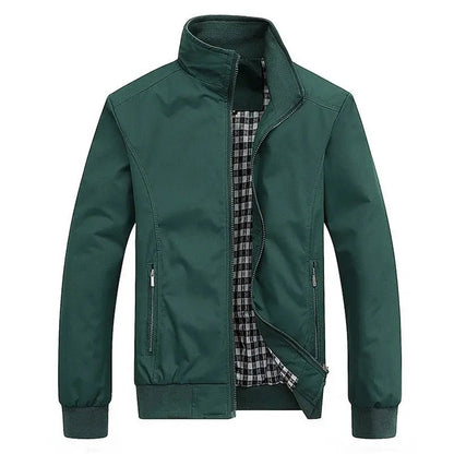 "Giacca antivento uomo multistagione verde, design elegante e moderno, colletto attillato, look casual sofisticato."