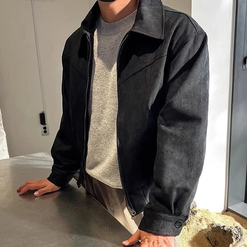 "Giacca Autunnale Vintage in pelle marrone per uomo, design classico elegante, ideale per l'autunno, dettaglio frontale."