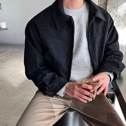 "Giacca Autunnale Vintage in pelle marrone per uomo, design classico elegante, ideale per l'autunno, dettaglio frontale."