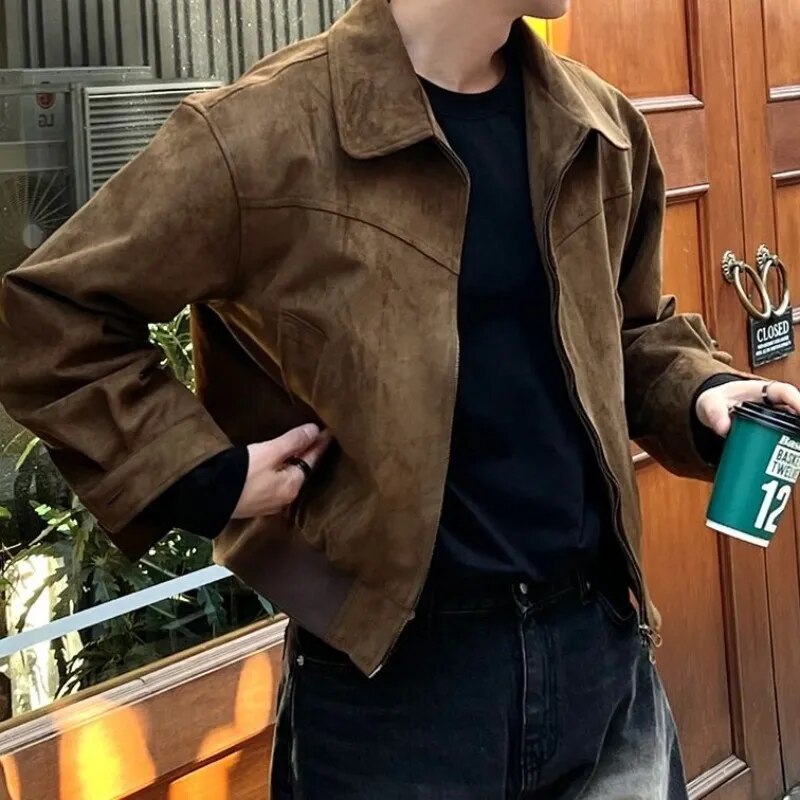 "Giacca Autunnale Vintage in pelle marrone per uomo, design classico elegante, ideale per l'autunno, dettaglio frontale."