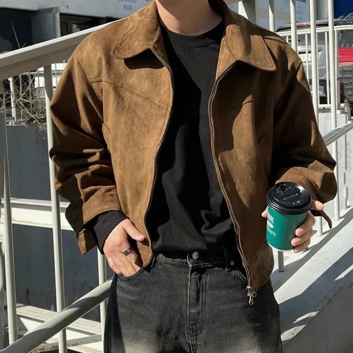 "Giacca Autunnale Vintage in pelle marrone per uomo, design classico elegante, ideale per l'autunno, dettaglio frontale."