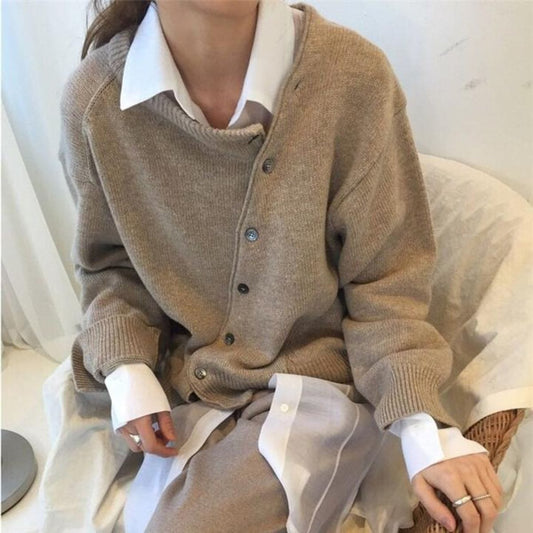 "Giacca da donna in cashmere beige con bottoni eleganti, stile versatile, ideale per look formali o casual, materiale morbido
