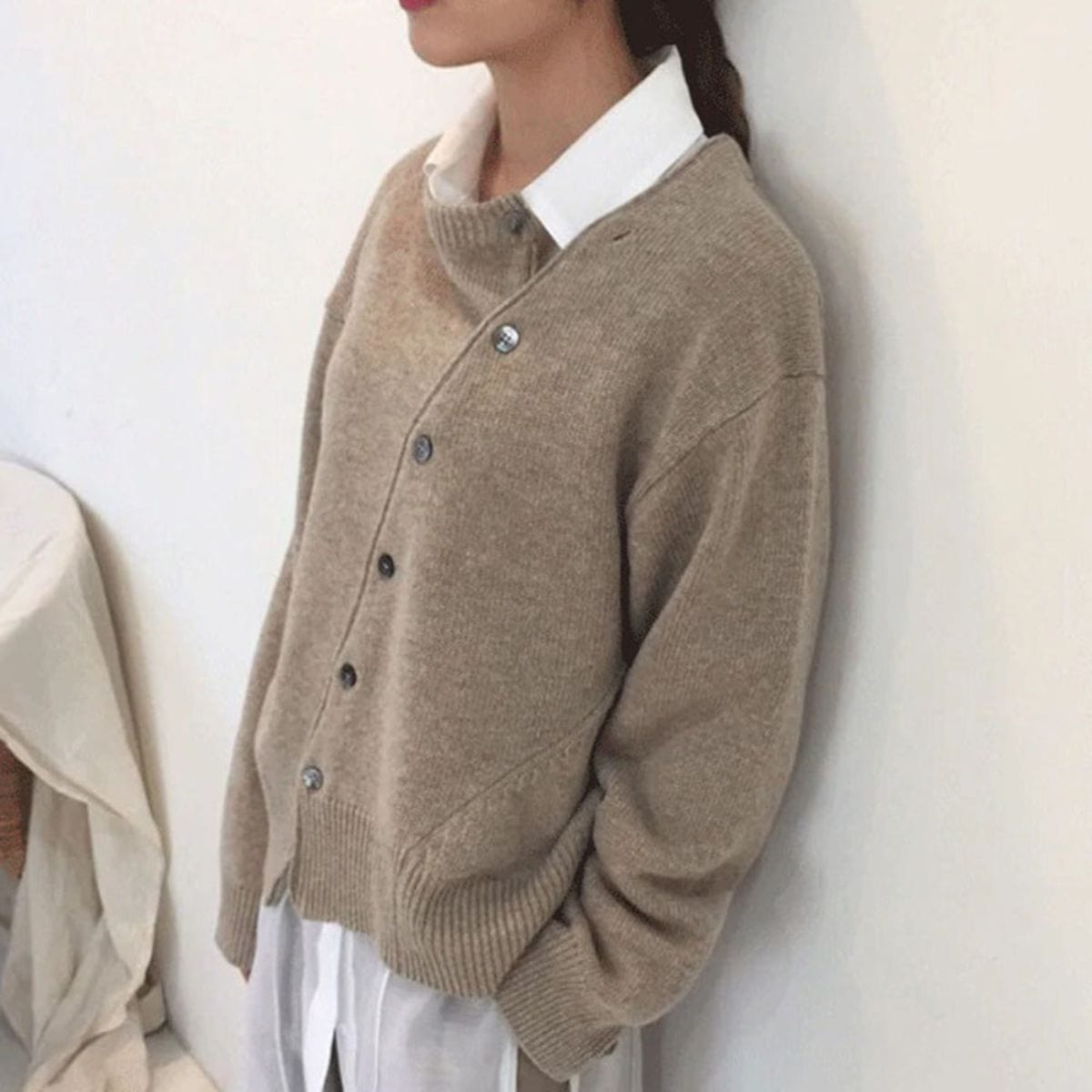 "Giacca da donna in cashmere beige con bottoni eleganti, stile versatile, ideale per look formali o casual, materiale morbido