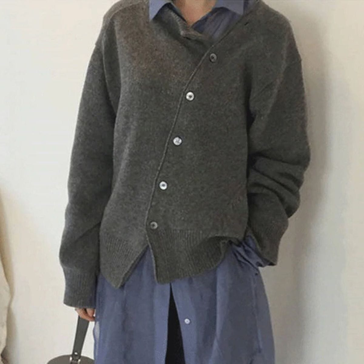 "Giacca da donna in cashmere beige con bottoni eleganti, stile versatile, ideale per look formali o casual, materiale morbido