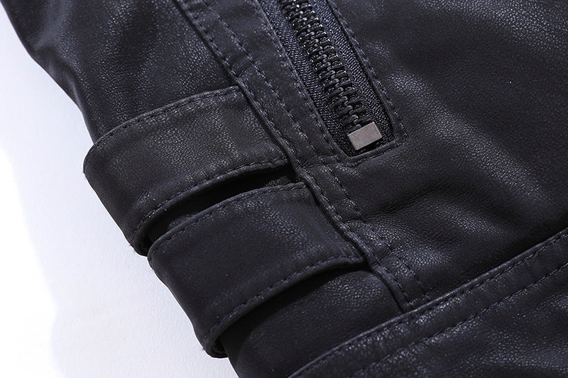 Giacca da uomo elegante, tessuto resistente, silhouette sartoriale, colore scuro, ideale per outfit casual e formali.