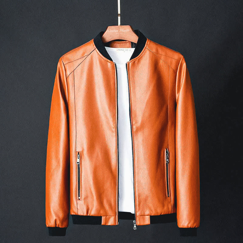 "Giacca da uomo in pelle nera classica, elegante e versatile, con dettagli e tasche visibili, ideale per ogni occasione."