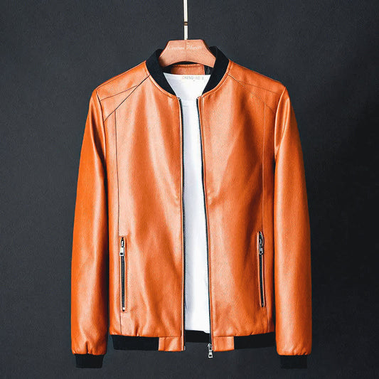 "Giacca da uomo in pelle nera classica, elegante e versatile, con dettagli e tasche visibili, ideale per ogni occasione."