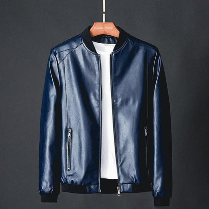 "Giacca da uomo in pelle nera classica, elegante e versatile, con dettagli e tasche visibili, ideale per ogni occasione."