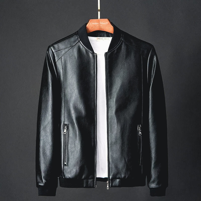 "Giacca da uomo in pelle nera classica, elegante e versatile, con dettagli e tasche visibili, ideale per ogni occasione."