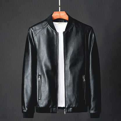 "Giacca da uomo in pelle nera classica, elegante e versatile, con dettagli e tasche visibili, ideale per ogni occasione."