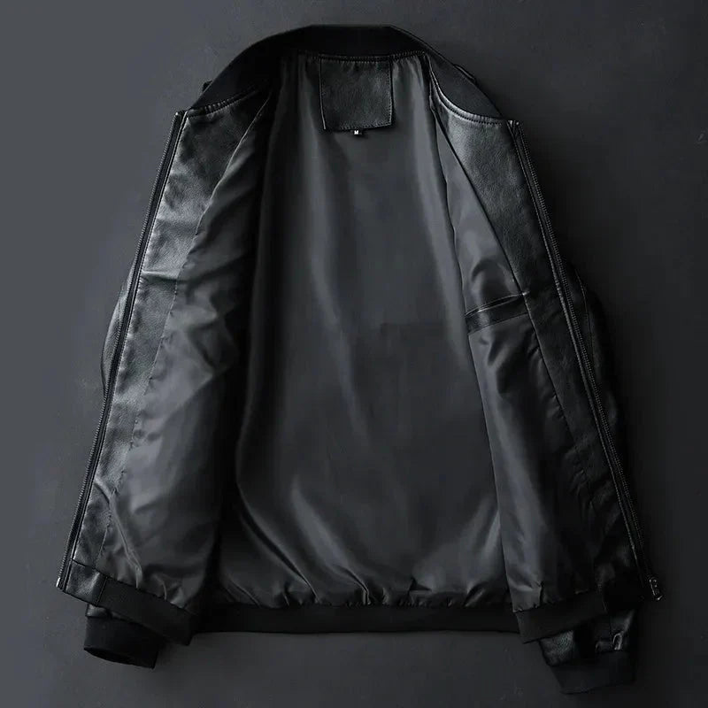 "Giacca da uomo in pelle nera classica, elegante e versatile, con dettagli e tasche visibili, ideale per ogni occasione."