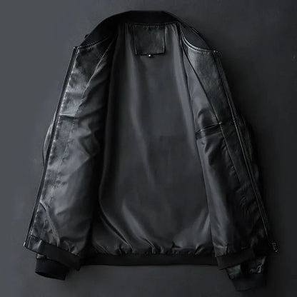 "Giacca da uomo in pelle nera classica, elegante e versatile, con dettagli e tasche visibili, ideale per ogni occasione."