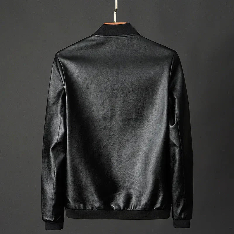 "Giacca da uomo in pelle nera classica, elegante e versatile, con dettagli e tasche visibili, ideale per ogni occasione."