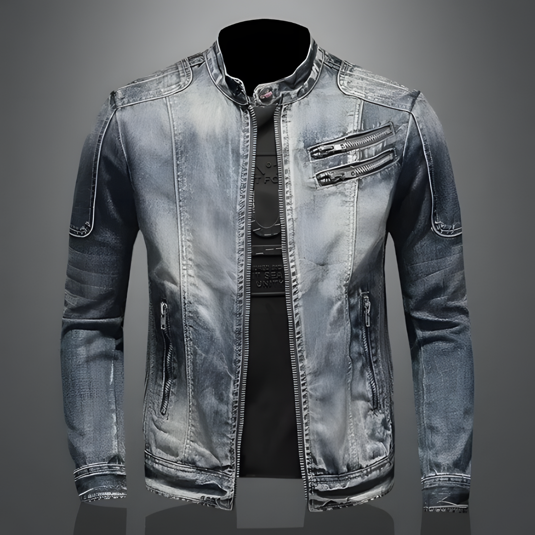 "Giacca denim da uomo stile biker con borchie, zip e fibbie. Look audace e moderno, perfetta per outfit casual."