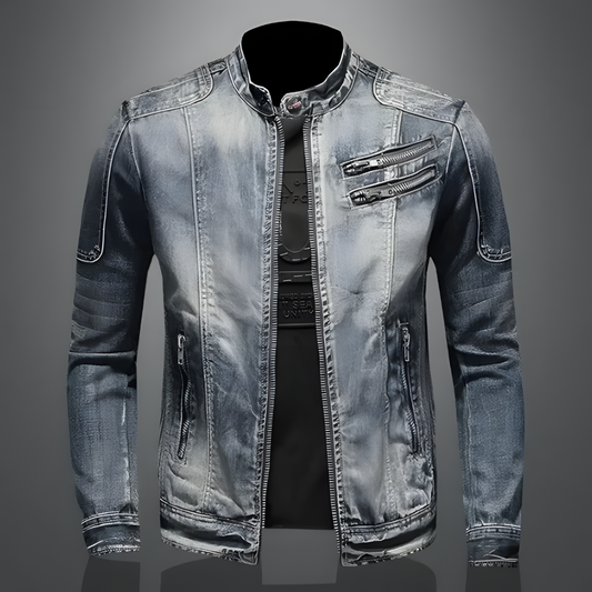 "Giacca denim da uomo stile biker con borchie, zip e fibbie. Look audace e moderno, perfetta per outfit casual."