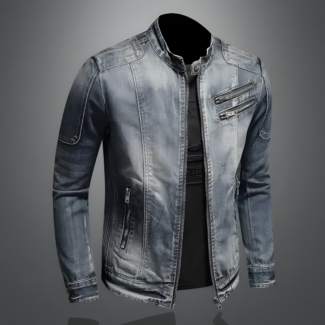 "Giacca denim da uomo stile biker con borchie, zip e fibbie. Look audace e moderno, perfetta per outfit casual."
