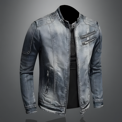 "Giacca denim da uomo stile biker con borchie, zip e fibbie. Look audace e moderno, perfetta per outfit casual."
