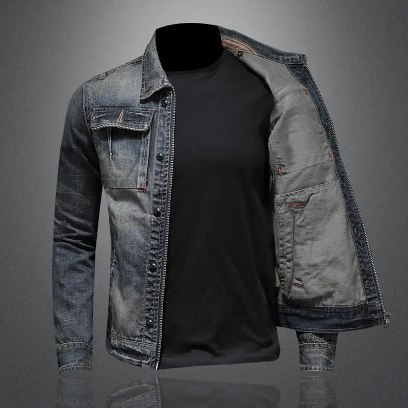 "Giacca di jeans vintage uomo in denim resistente, stile classico, blu chiaro con tasche anteriori e bottoni metallici."