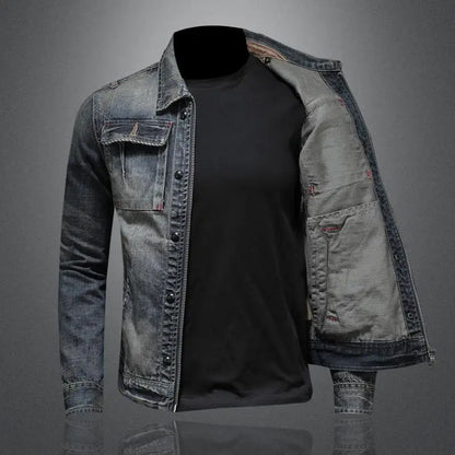 "Giacca di jeans vintage uomo in denim resistente, stile classico, blu chiaro con tasche anteriori e bottoni metallici."