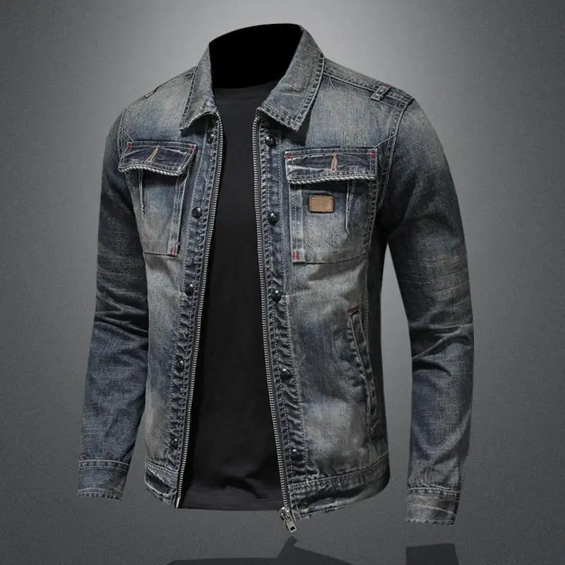 "Giacca di jeans vintage uomo in denim resistente, stile classico, blu chiaro con tasche anteriori e bottoni metallici."