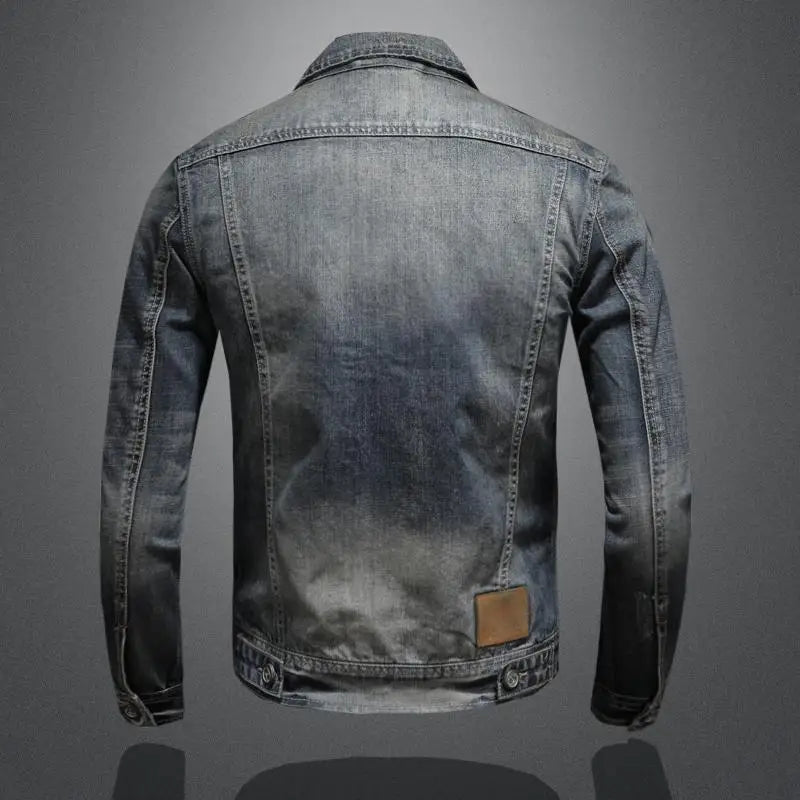 "Giacca di jeans vintage uomo in denim resistente, stile classico, blu chiaro con tasche anteriori e bottoni metallici."