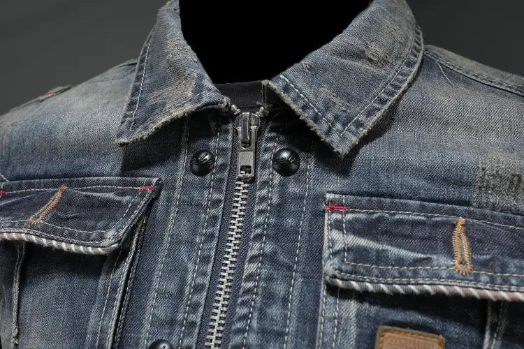 "Giacca di jeans vintage uomo in denim resistente, stile classico, blu chiaro con tasche anteriori e bottoni metallici."