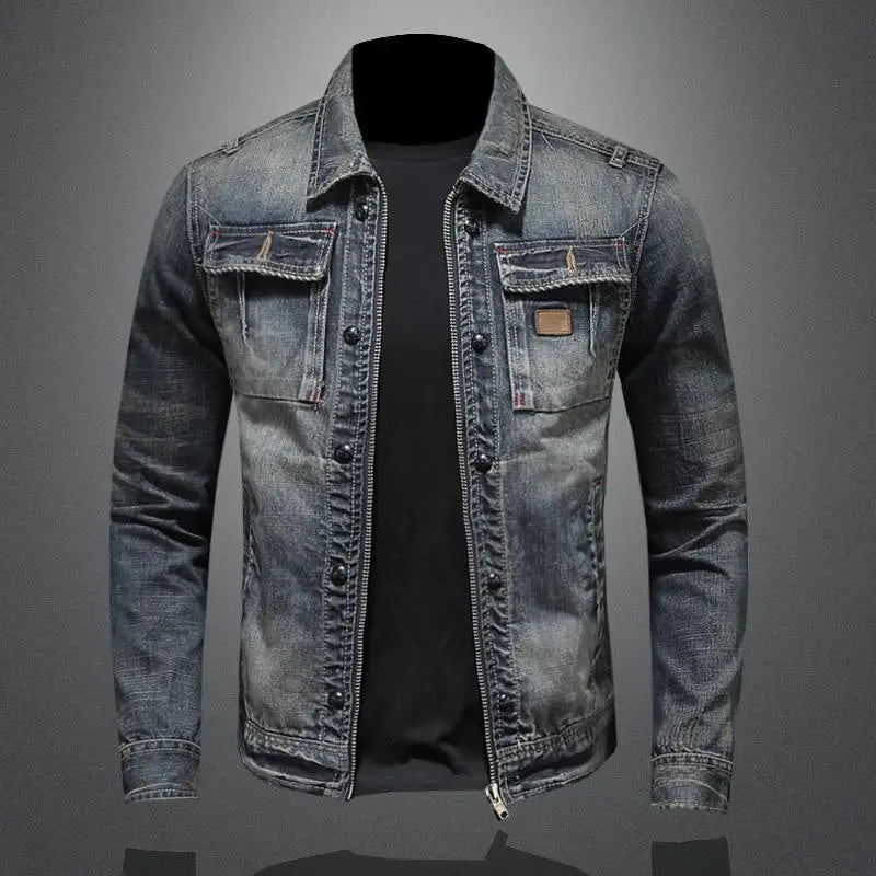 "Giacca di jeans vintage uomo in denim resistente, stile classico, blu chiaro con tasche anteriori e bottoni metallici."