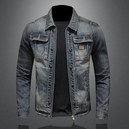 "Giacca di jeans vintage uomo in denim resistente, stile classico, blu chiaro con tasche anteriori e bottoni metallici."