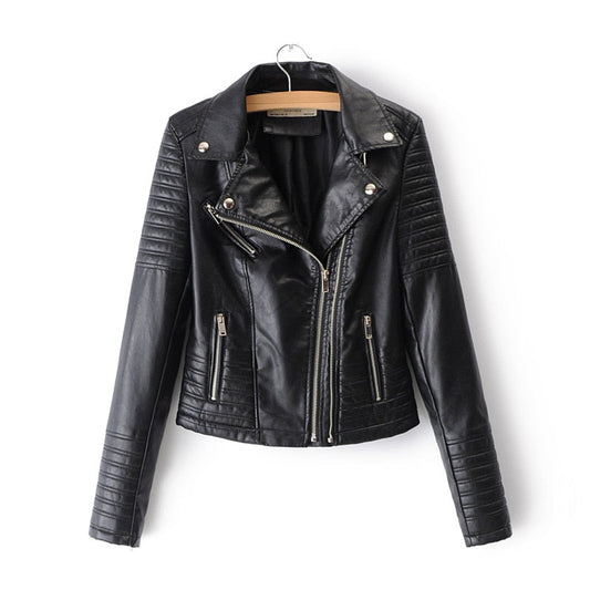 Giacca di pelle donna stile biker elegante, vera pelle nera, dettagli classici, look moderno per un tocco audace e raffinato.