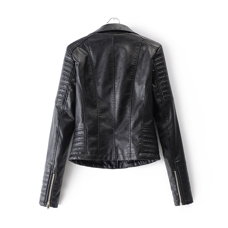 Giacca di pelle donna stile biker elegante, vera pelle nera, dettagli classici, look moderno per un tocco audace e raffinato.