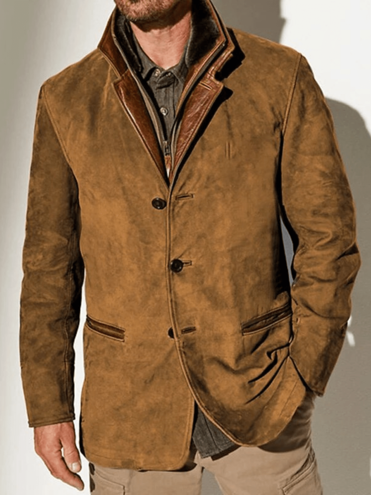 "Giacca di pelle vintage da uomo marrone, design slim, collo alto, perfetta per un look classico e chic in ogni occasione."