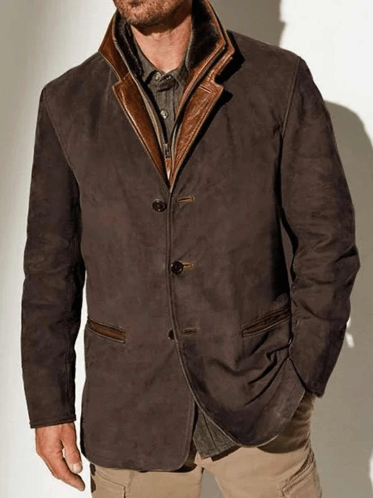 "Giacca di pelle vintage da uomo marrone, design slim, collo alto, perfetta per un look classico e chic in ogni occasione."