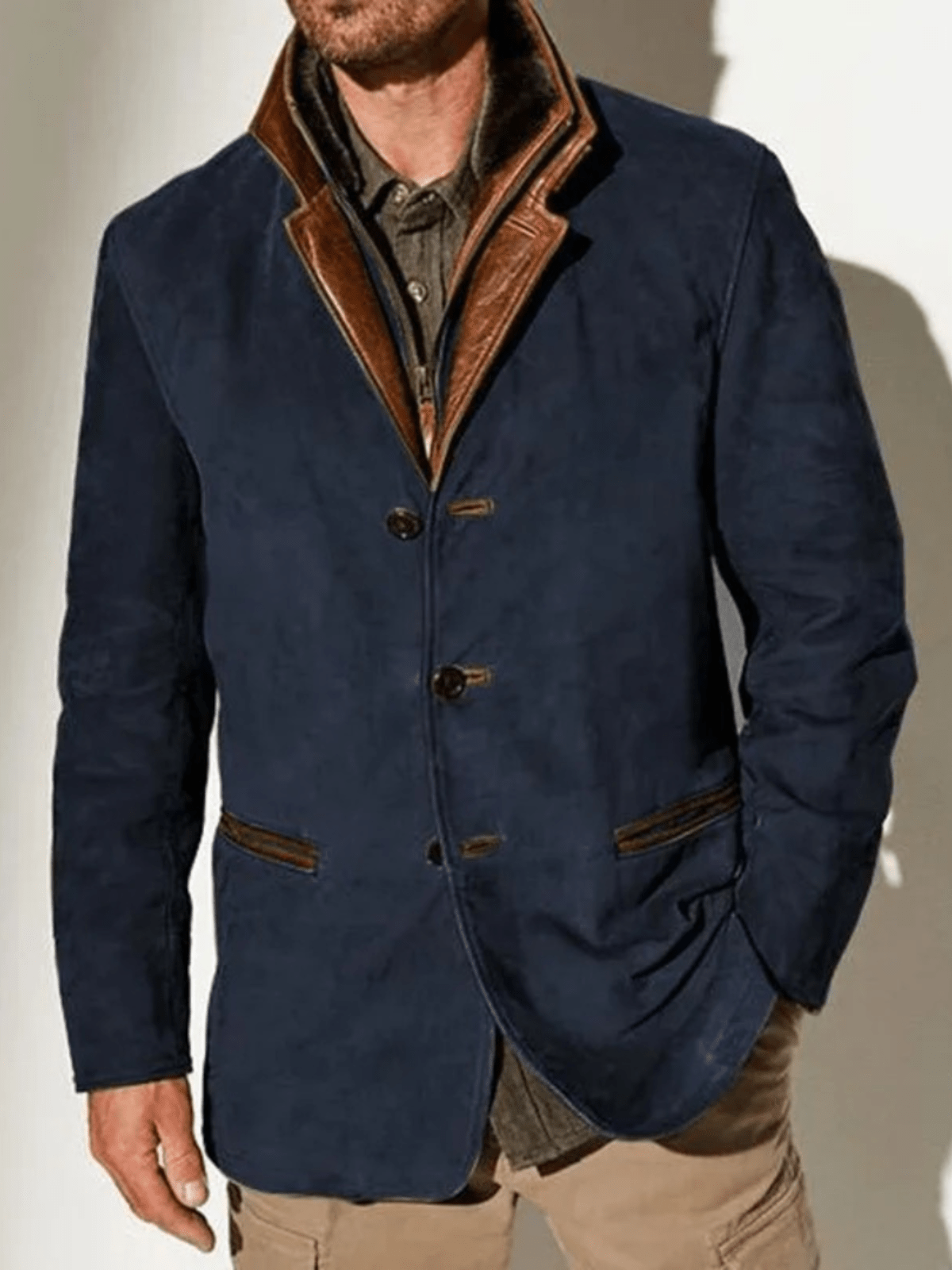 "Giacca di pelle vintage da uomo marrone, design slim, collo alto, perfetta per un look classico e chic in ogni occasione."
