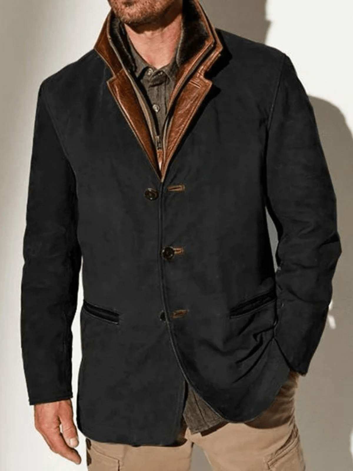 "Giacca di pelle vintage da uomo marrone, design slim, collo alto, perfetta per un look classico e chic in ogni occasione."