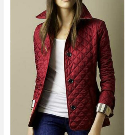 Giacca donna in seta lucida, elegante e confortevole, con finiture sofisticate e tessuto pregiato per un look raffinato.