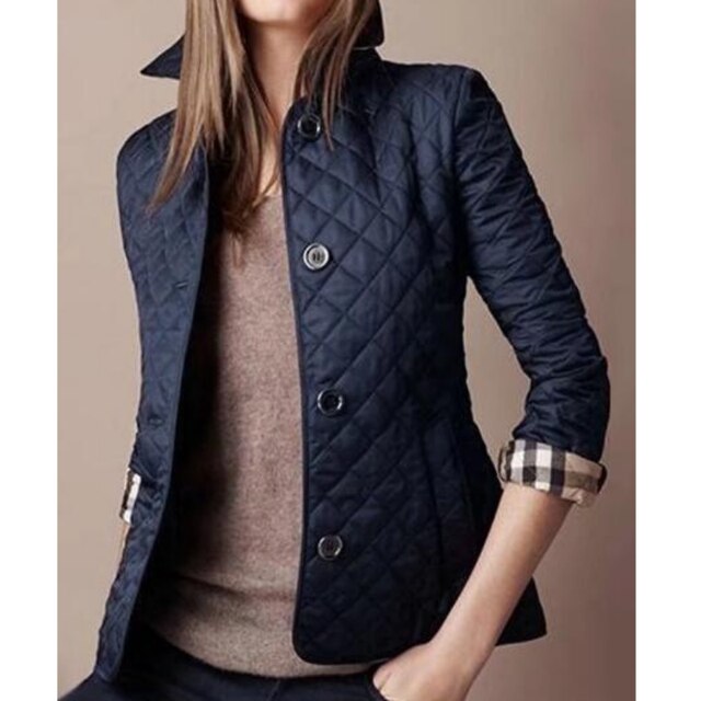 Giacca donna in seta lucida, elegante e confortevole, con finiture sofisticate e tessuto pregiato per un look raffinato.